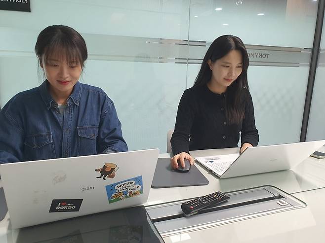 손나영 매니저(왼쪽)와 최아라 매니저가 해외 바이어와 컨퍼런스콜을 하고 있다. 윤현주 기자