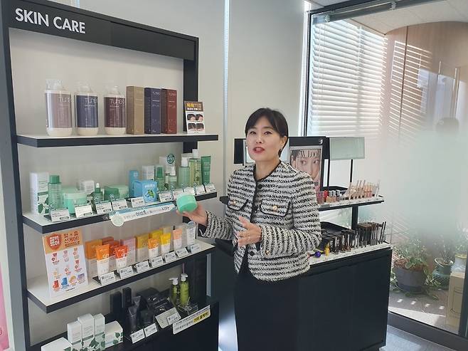 김현미 이사가 어성초시카 쿨링 수분 크림을 설명하고 있다. 윤현주 기자