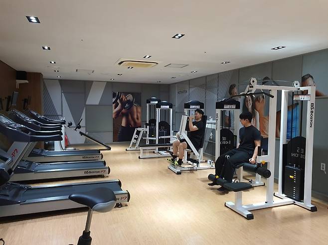점심 시간에 손성식 매니저(왼쪽)와 전민우 매니저가 사내 헬스클럽을 이용하고 있다. 윤현주 기자