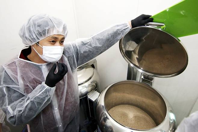 양조장 내부에서 막걸리를 제조 중이다. 사진=교촌에프앤비 제공