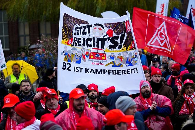 지난 9일(현지시간) 독일 폭스바겐 본사 앞에서 시위 중인 노동자들(사진=로이터연합뉴스)