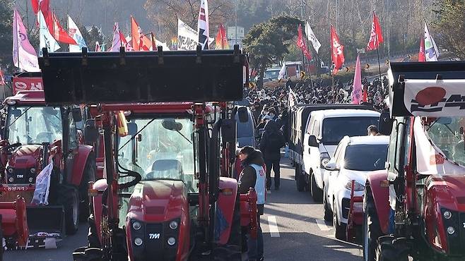 22일 오전 서울 서초구 남태령 도로 위에 전국농민회총연맹 전봉준 투쟁단의 트랙터가 멈춰 서 있다.전날 윤석열 대통령 구속 등을 촉구하며 트랙터 상경 시위에 나섰다 이곳에서 경찰에 의해 저지된 전봉준 투쟁단은 대치를 이어가고 있다 / 사진=연합뉴스