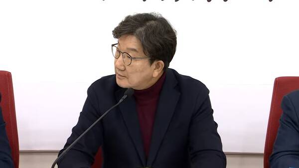 ▲권성동 국민의힘 원내대표가 22일 기자간담회에서 한덕수 대통령 권한대행의 권한을 두고 쟁점법안 거부권은 되고 국회몫의 헌법재판관 임명은 안된다는 건 모순이 아니냐는 기자 질문을 듣고 있다. 사진=JTBC 영상 갈무리