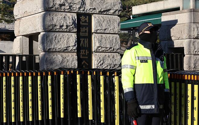 윤석열 대통령의 탄핵심판 첫 변론준비기일(27일)을 앞두고 22일 서울 종로구 헌법재판소 앞에서 경찰이 출입을 통제하고 있다. 연합뉴스