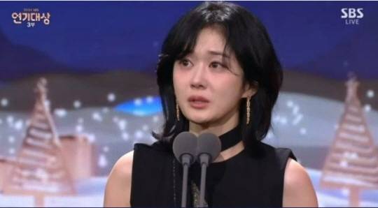 2024 SBS 연기대상 거머쥔 배우 장나라.