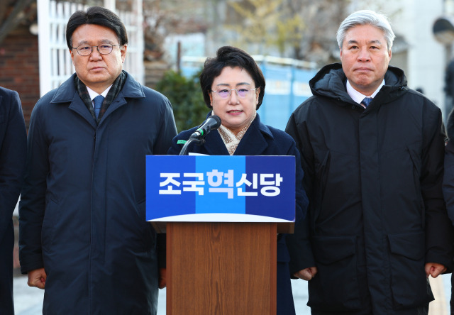 김선민(가운데) 조국혁신당 당대표 권한대행이 18일 서울 용산구 한남동 대통령 관저 앞에서 열린 탄핵추진위원회 기자회견에서 발언하고 있다. 연합뉴스