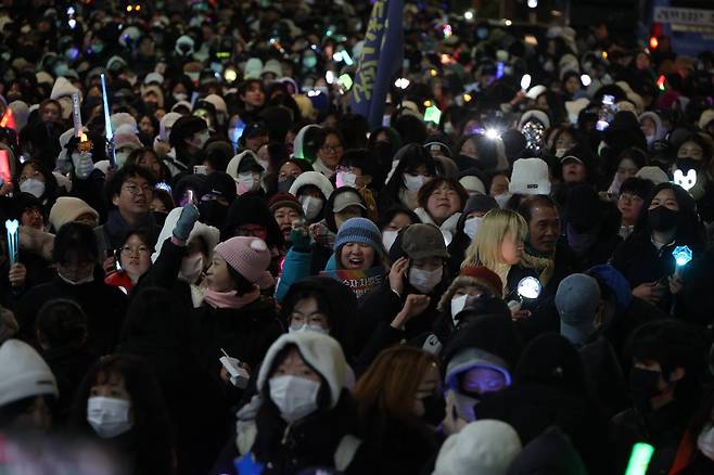 한강진역 앞에 모인 시민들이 농민이 탄 트랙터가 대통령 관저 인근에 도착하자 환영하고 있다. ⓒ시사IN 이명익