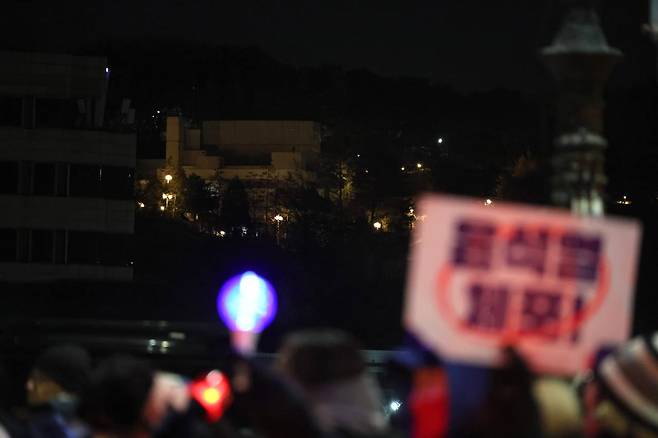 서울 한남동 인근 시민과 농민들이 모여 있는 가운데 윤석열 관저 경호동(가운데 흰색 건물)이 보인다. ⓒ시사IN 이명익