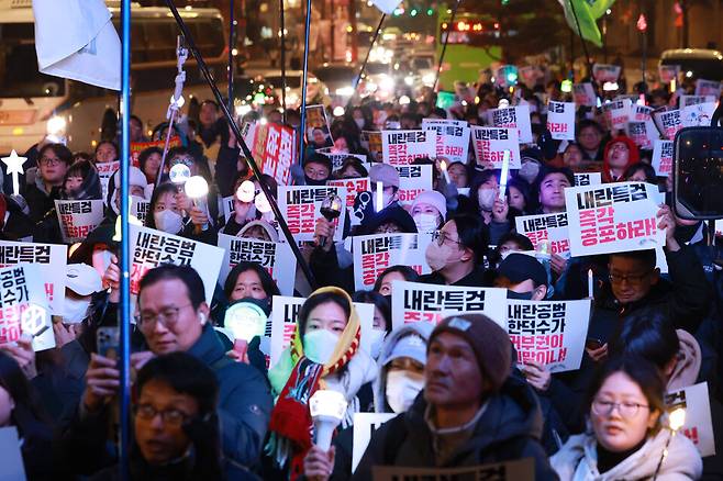 20일 오후 서울 종로구 경복궁 동십자각 인근에서 '윤석열즉각퇴진·사회대개혁 비상행동'이 연 '내란공범&nbsp;한덕수&nbsp;거부권 긴급 규탄대회'에서 참가자들이&nbsp;한덕수&nbsp;대통령 권한대행 국무총리의 재의요구권(거부권) 행사를 규탄하며 삼청동 총리공관 방향으로 행진하고 있다. ⓒ연합뉴스