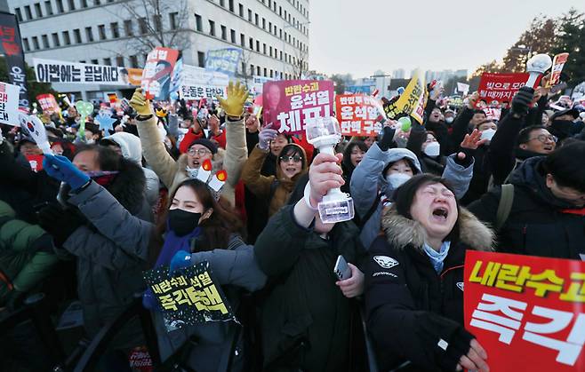 윤석열 대통령 탄핵소추안이 가결된 12월14일 서울 여의도 국회 앞에서 열린 촛불집회에 참석한 시민들이 응원봉과 촛불을 켠 채 환호하고 있다. ⓒ시사저널 박정훈