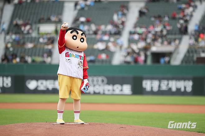 짱구 유니폼을 입고 시구한 짱구 캐릭터. 롯데 자이언츠 제공