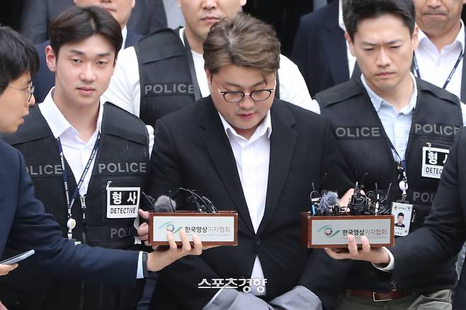 구속영장이 청구된 가수 김호중이 24일 서울 서초구 서울중앙지방법원에서 진행된 구속 전 피의자 심문(영장실질심사)을 마치고 유치장으로 향하고 있다. 2024.05.24 한수빈 기자
