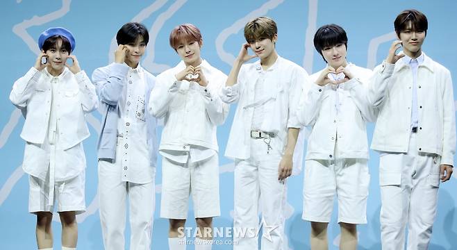 그룹 NCT WISH(엔시티 위시)가 4일 오후 서울 용산구 블루스퀘어에서 진행된 데뷔 싱글 'WISH' 발매 기념 쇼케이스에 참석해 포즈를 취하고 있다.  타이틀 곡 'WISH'는 올드스쿨 힙합을 기반으로 한 미디엄 템포의 댄스 곡으로, 다이내믹하고 파워풀한 구성의 안무와 소원을 비는 포인트 제스처 등이 어우러진 퍼포먼스는 곡의 분위기와 어울리는 힘차고 패기 넘치는 매력을 느낄 수 있어 많은 사랑을 받고 있다. 2024.03.04 /사진=김창현