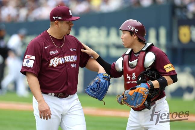 김재현(오른쪽)과 아리엘 후라도. /사진=키움 히어로즈 제공