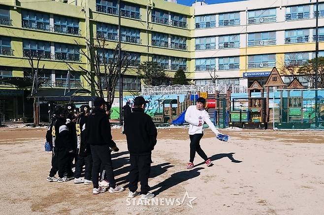 LG 오지환(오른쪽)이 22일 서울 강남구 논현동에 위치한 학동초등학교에서 재능기부 활동을 하고 있다. /사진=김우종 기자