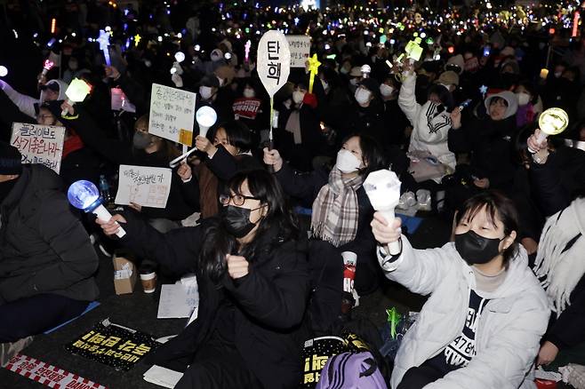 8년 전 박근혜 대통령의 탄핵을 경험했던 지금의 청년 세대는 한국 사회에 많은 질문을 던지고 있다. [사진 | 뉴시스]