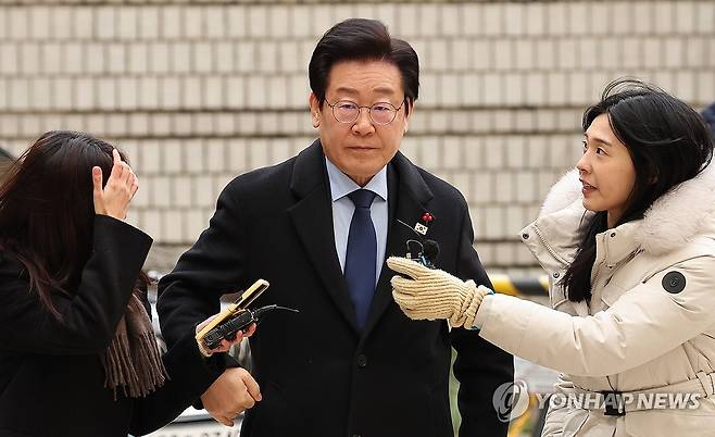 법원 출석한 이재명 대표 (서울=연합뉴스) 임헌정 기자 = 더불어민주당 이재명 대표가 17일 서울 서초구 서울중앙지법에서 열린 '대장동 배임·성남FC 뇌물' 관련 1심 속행 공판에 출석하며 법정으로 향하고 있다. 2024.12.17 kane@yna.co.kr