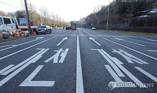 통행 차단된 도로 (서울=연합뉴스) 김성민 기자 = 22일 오후 서울 서초구 남태령에서 열린 '윤석열 대통령 체포·구속 농민 행진 보장 촉구 시민대회'로 인해 도로가 통제되고 있다.
    윤석열 대통령의 퇴진을 촉구하며 트랙터 등을 몰고 상경하던 전농 전봉준 투쟁단은 전날 남태령 고개 인근에서 경찰에 저지된 뒤 이틀째 대치를 이어가고 있다. 2024.12.22 ksm7976@yna.co.kr