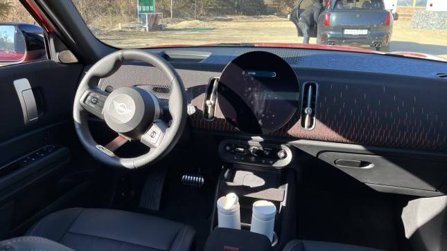 컨트리맨 1열. MINI 시그니처인 원형 OLED 디스플레이가 탑재됐다./사진=정민주기자