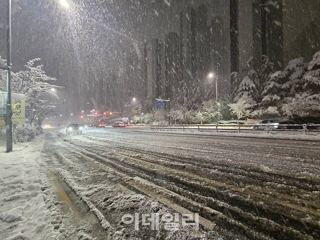 28일 오전 경기 부천시의 한 도로에 폭설이 내리고 있다. (사진=이영민 기자)