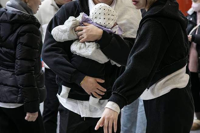 일부는 정부가 육아휴직, 고물가 등의 문제에 더 초점을 맞춰야 한다고 비판한다