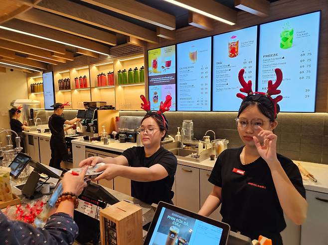 더운 여름 날씨이지만 크리스마스 마케팅을 펼치는 것은 베트남도 우리와 똑같다. 루돌프 뿔 모양 머리띠를 쓴 카페 직원들. /호찌민=이미지 기자