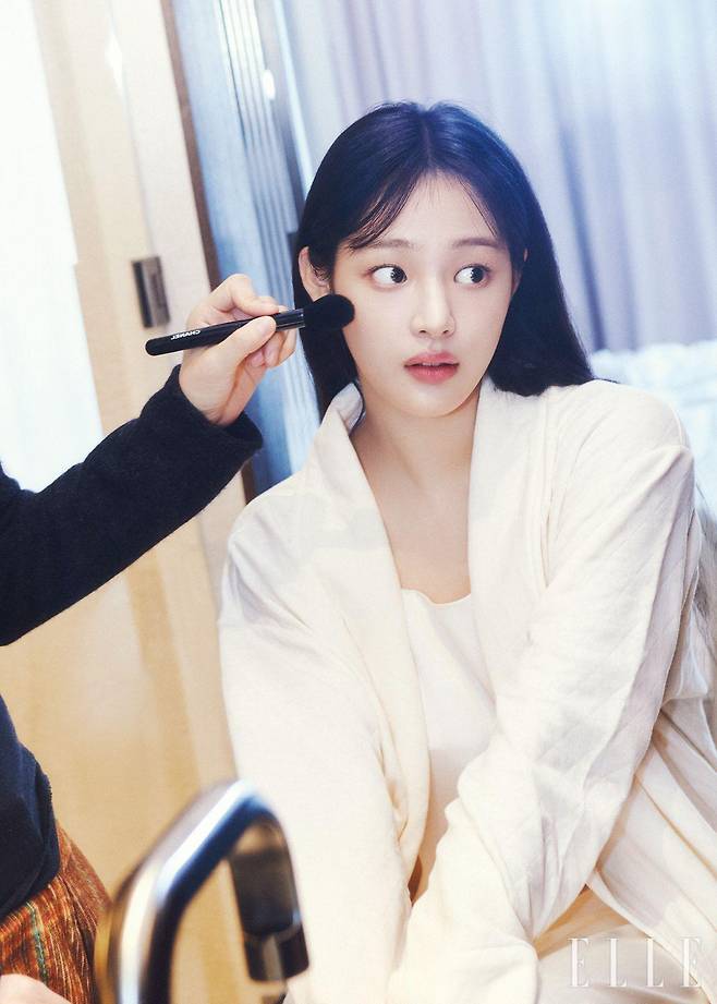 행사장에 참석하기 위해 메이크업을 받고 있는 민지와 룩을 완성해 준 샤넬의 뷰티 제품들. 레 베쥬 쿠션, 레 베쥬 아이섀도우 팔레트, 스틸로 쑤르씰 오뜨 프레시지옹 그리고 루쥬 코코 플래쉬.