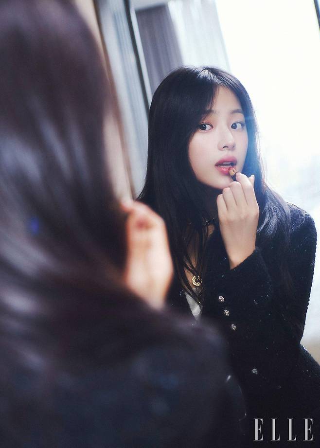 마지막 메이크업 터치 중인 민지.