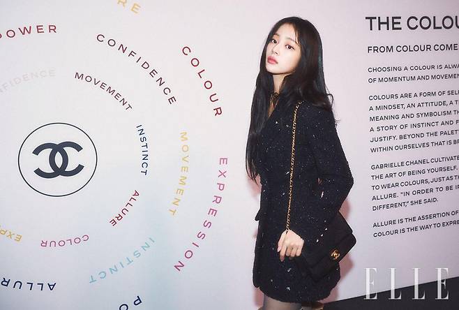 전 세계 스포트라이트가 쏟아지는 가운데 민지가 민지가 행사장을 둘러보고 있다.