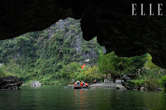 동굴과 사원 등이 중간중간 모습을 드러내는 짱안경관단지. 어느 순간 여행자도 함께 노를 젓는데 동참하게 된다.