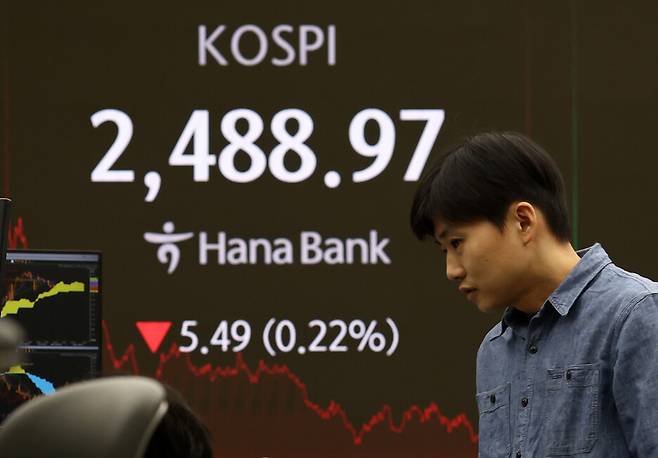 코스피가 전 거래일보다 5.49포인트(0.22%) 내린 2488.97로 종료된 16일 오후 서울 하나은행 본점 딜링룸에서 딜러들이 업무를 보고 있다. 연합뉴스