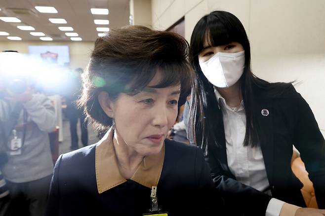 박선영 진실화해위원장이 23일 오전 국회에서 열린 행정안전위원회 전체회의에서 신정훈 위원장과 야당 의원들의 요구로 퇴장하고 있다. 연합뉴스