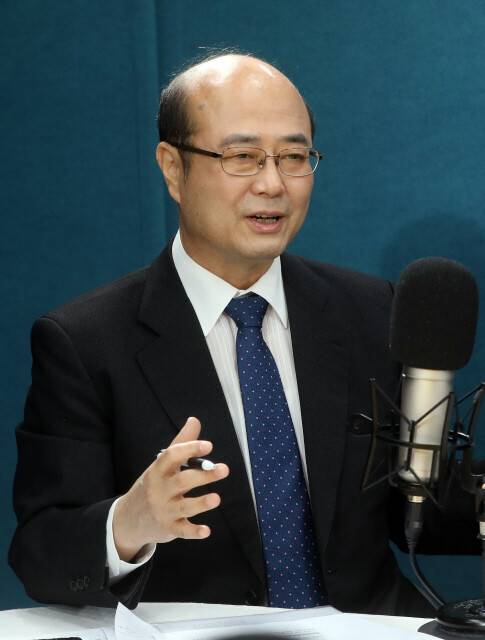 16일 낮 서울 마포구 공덕동 한겨레신문사 방송스튜디오에서 열린 `범민주 180석 압승, 21대 국회에 주어진 과제는?\' 대담에서 성한용 <한겨레> 정치부 선임기자가 발언하고 있다. 김태형 기자 xogud555@hani.co.kr