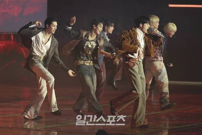 [2024 KGMA] 그룹 피원하모니가 16일 인천 중구 운서동 인스파이어 아레나에서 열린 '2024 코리아그랜드뮤직어워즈(KGMA)' 첫째날 아티스트데이에서 ‘때깔’로 화려한 무대를 꾸미고 있다. 영종도(인천)=KGMA특별취재반&nbsp;