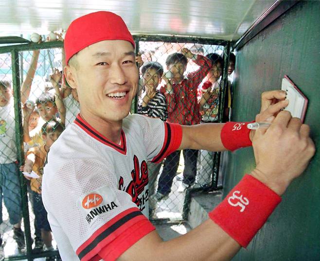 1999년 한밭야구장에서 팬들에게 사인을 해 주는 장종훈. IS 포토