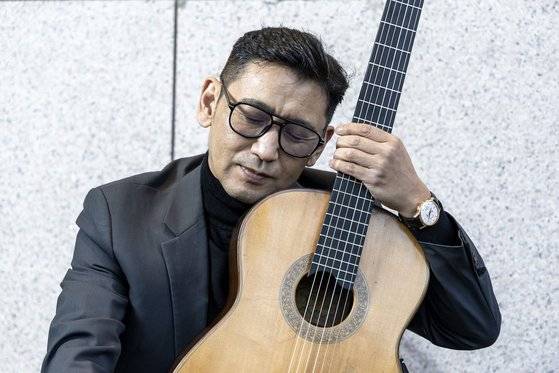 기타리스트 드니 성호는 2025년엔 도쿄 기타 페스티벌의 예술감독으로도 데뷔한다. 장진영 기자