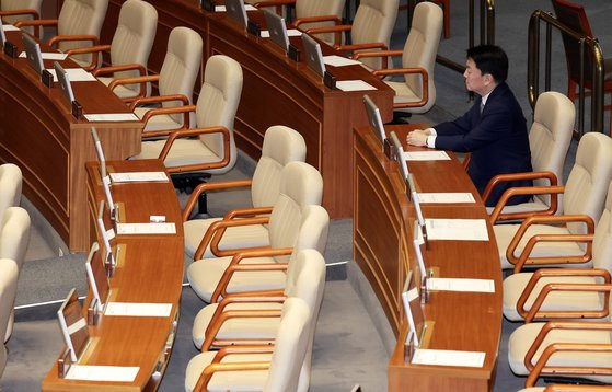 지난 7일 국회 본회의에서 윤석열 대통령 탄핵소추안이 상정되자 국민의힘 의원들이 일제히 퇴장한 가운데 안철수 국민의힘 의원만 자리를 지키고 있었다. 안 의원은 당시 상황에 대해 “건강한 두 정당이 있어야 하는데 한 당이 허물어지면 이건 대한민국의 위기라는 생각이 들었다”고 말했다. 전민규 기자