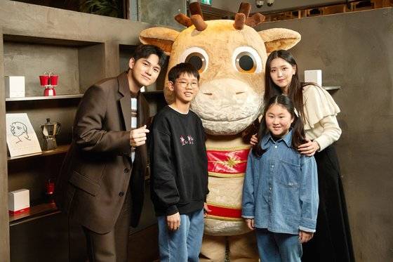 애니메이션 ‘니코: 오로라 원정대의 모험’으로 첫 더빙에 나선 배우 옹성우(맨 왼쪽)·김지은(맨 오른쪽)을 만난 이서준(왼쪽에서 둘째)·최은서 학생기자가 주인공 니코와 스텔라로 완벽 변신한 두 사람의 뒷이야기와 새로운 도전을 한 소감 등을 인터뷰했다.