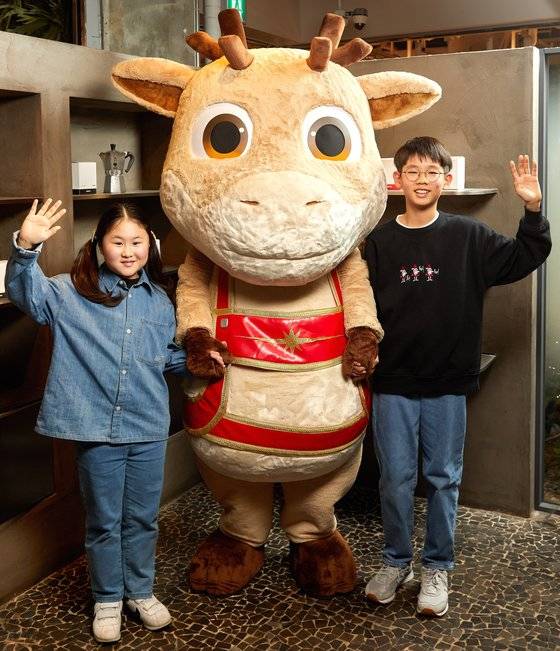 니코 인형탈과 기념 촬영한 소중 학생기자단.