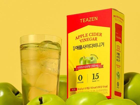 애플사이다 비니거의 인기가 높아지면서 액상은 기본, 젤리, 분말 형태까지 다양한 종류가 출시됐다. 사진은 물에 타 마시는 애플사이다 비니거 분말스틱. 사진 티젠