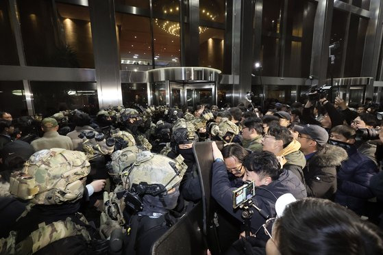 12.3 비상계엄 선포로 국회로 출동한 계엄군을 4일 새벽 더불어민주당 보좌진과 당직자 등이 막고 있다. 김성룡 기자