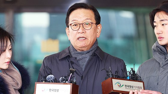 12.3 비상계엄 사태로 수사와 탄핵심판을 받게 된 윤석열 대통령의 변호인단 구성에 참여한 석동현 변호사가 19일 서울 서초구 서울고검 앞에서 입장을 밝히고 있다. 연합뉴스