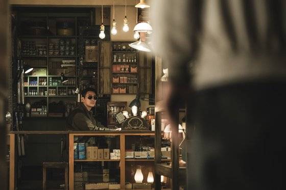 강풀 웹툰 원작의 디즈니플러스 시리즈 ‘조명가게’(8부작)는 어두운 골목길 끝 조명가게를 중심으로 삶과 죽음의 경계에 선 이들의 미스터리한 사연을 풀어간다. 사진 월트디즈니 컴퍼니 코리아