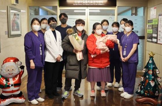 가천대 길병원 신생아집중치료실 의료진과 이른둥이 가족들. 사진 가천대 길병원