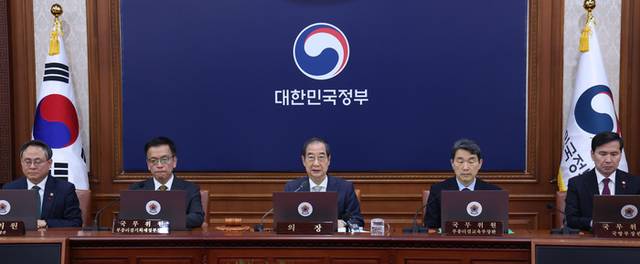 ▲ 한덕수 대통령 권한대행 국무총리가 지난 19일 정부서울청사에서 임시 국무회의를 주재하고 있다. 연합뉴스