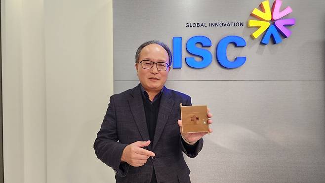 김정렬 ISC 대표가 판교 본사에서 AI 반도체 테스트 소켓을 소개하고 있다.  /최형창 기자