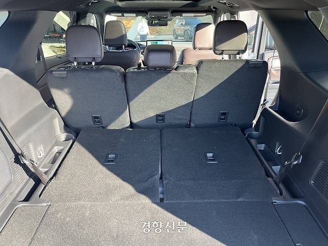 더 뉴 포드 익스플로러 플래티넘 차량의 3열 시트를 접고 촬영한 실내 공간 모습. 권재현 기자