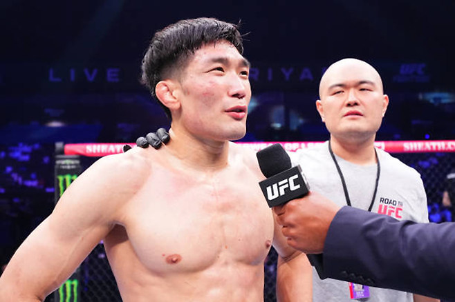 이창호(왼쪽)가 RTU 시즌2 밴텀급 토너먼트 우승 후 UFC 선수로서 첫 공식 인터뷰를 하고 있다. 사진=TKO