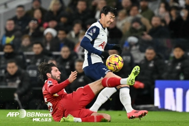 리버풀의 도미닉 소보슬러이와 경합을 펼치는 토트넘 주장 손흥민. 사진(잉글랜드 런던)=ⓒAFPBBNews = News1