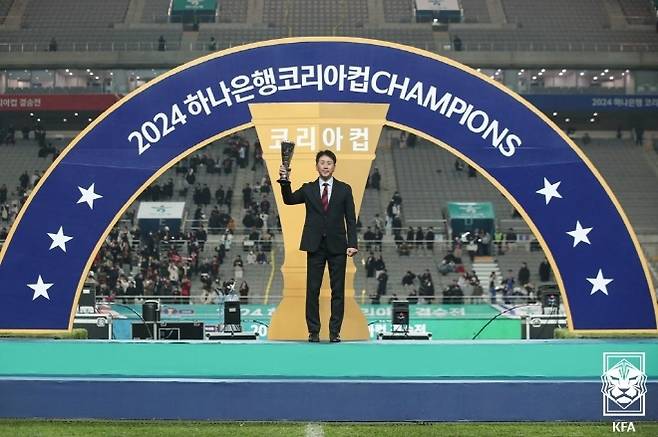 포항 스틸러스 감독 데뷔 시즌부터 우승컵을 들어 올린 박태하 감독. 사진=대한축구협회